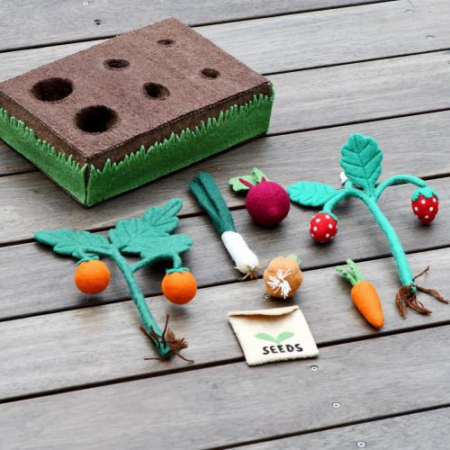 FeltGardenPlanterBoxwithPlantsandVegetables2