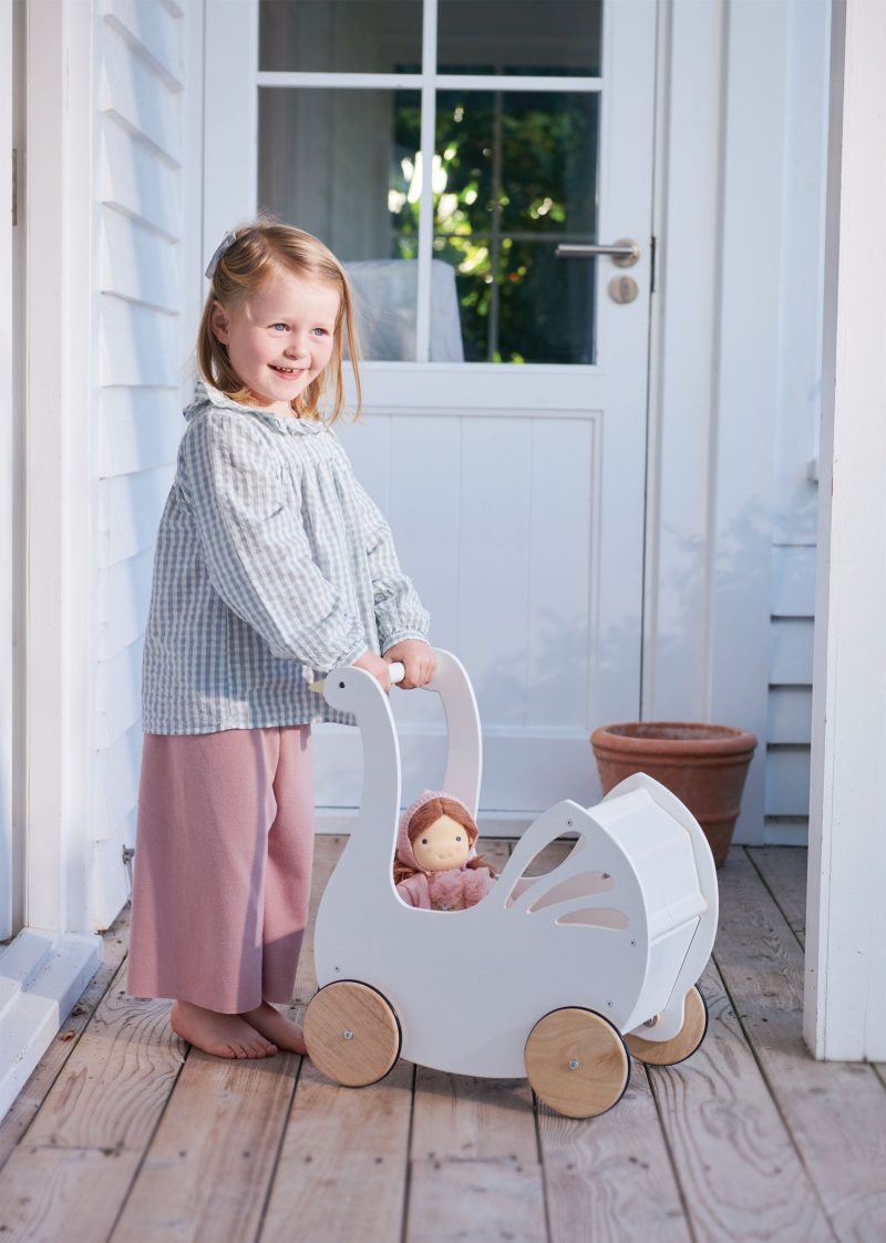 TL8105 sweet swan pram 12