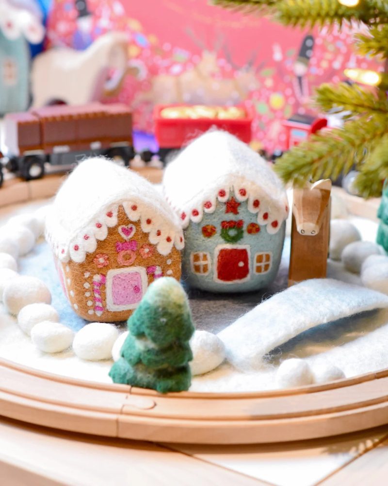 felt gingerbread house 11