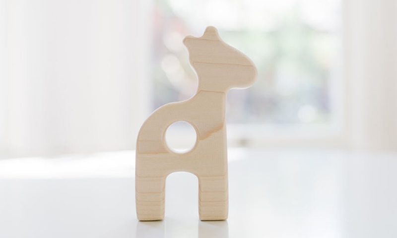 giraffe wooden baby grasping toy by bannor toys 742109